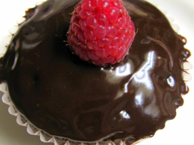 Cupcakes with Chocolate Ganache Photo 7