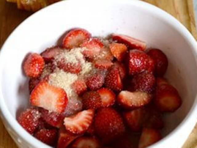 Mascarpone Ice Cream with Strawberries Photo 2