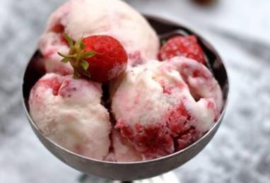 Mascarpone Ice Cream with Strawberries Photo 1