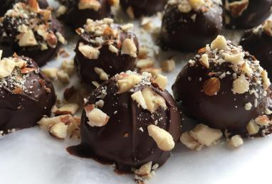5-Ingredient Keto and Vegan Chocolate Almond Balls Photo 1