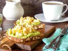 Toasts with Avocado and Scrambled Eggs Photo 5