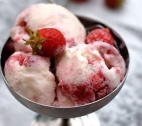 Mascarpone Ice Cream with Strawberries Photo